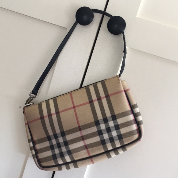 Burberry Handbags - 💫💫💫Lovely Burberry purse